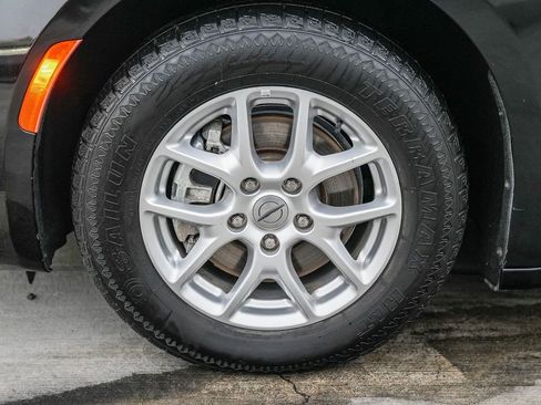 Used 2023 Chrysler Pacifica Touring-L image 11