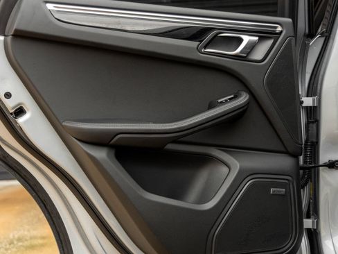 Certified 2024 Porsche Macan AWD/4WD image 31