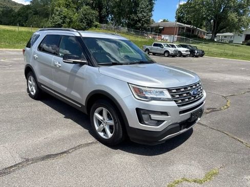 Used 2017 Ford Explorer XLT w/ Equipment Group 202A AWD/4WD image 2