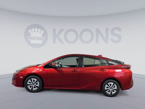 Used 2017 Toyota Prius Four image 2