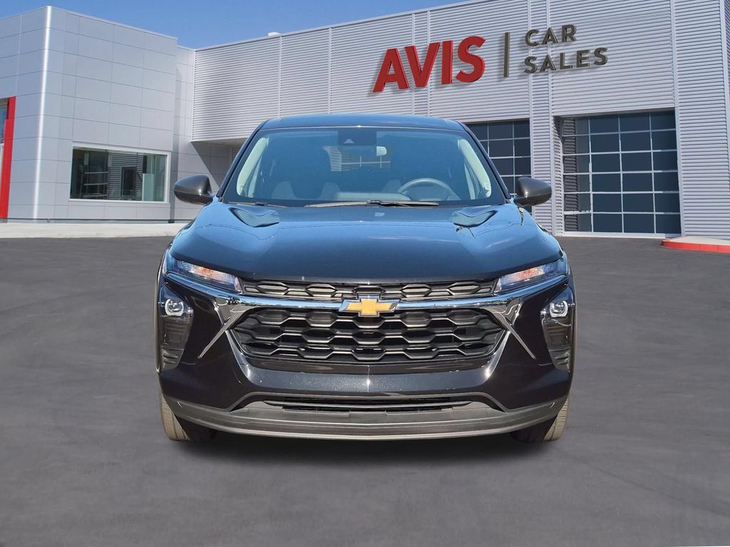 Used 2025 Chevrolet Trax LS FWD image 2
