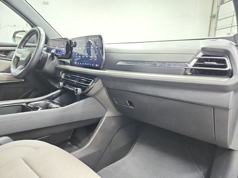 Used 2025 Chevrolet Traverse LT FWD image 42