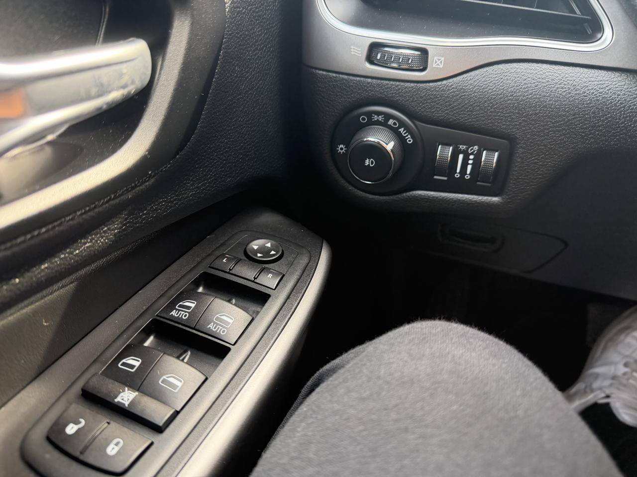 Used 2021 Jeep Cherokee Latitude Lux w/ Sun & Sound Group AWD/4WD image 24