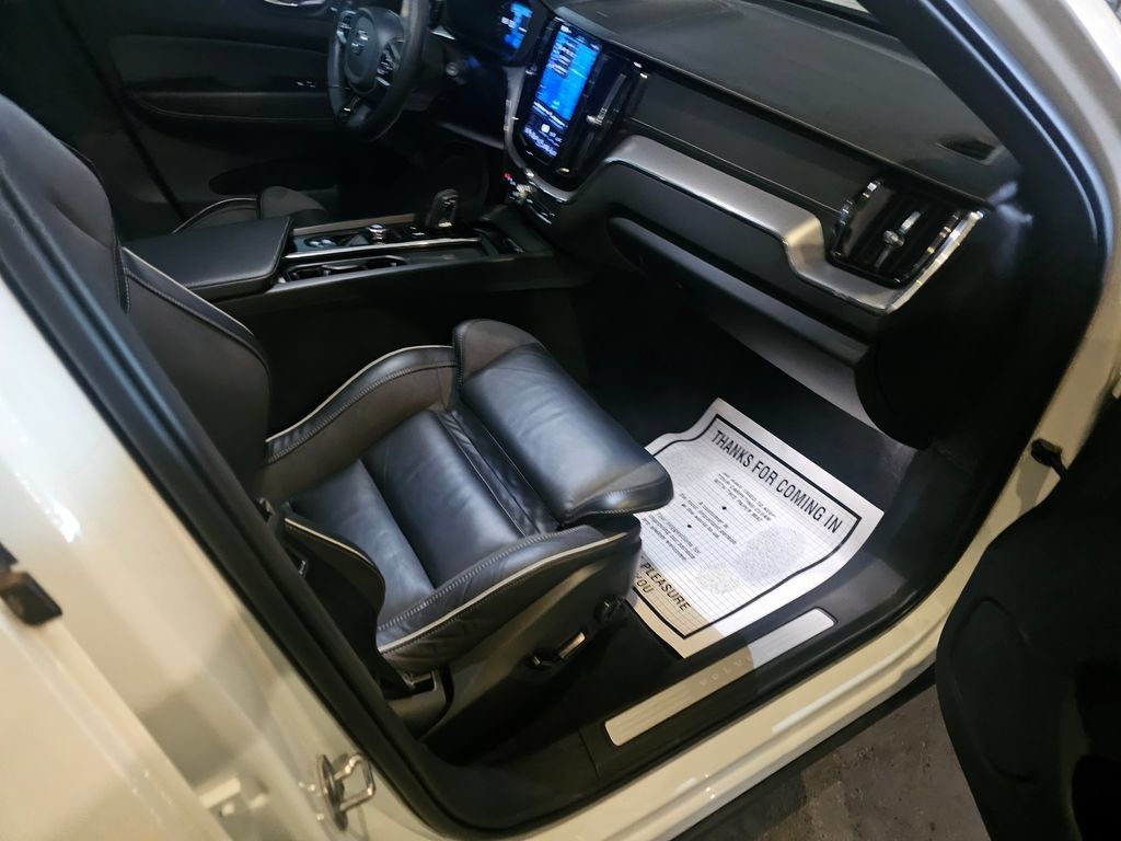 Used 2022 Volvo XC60 B6 R-Design AWD/4WD image 10