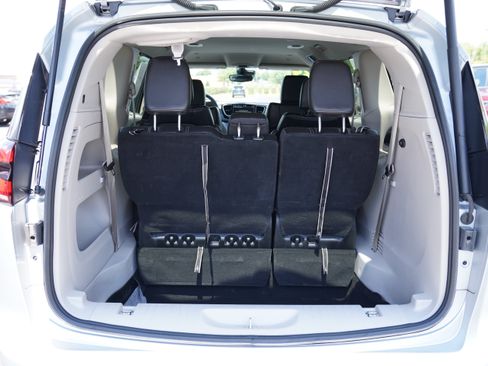 Used 2024 Chrysler Pacifica Touring-L FWD image 9
