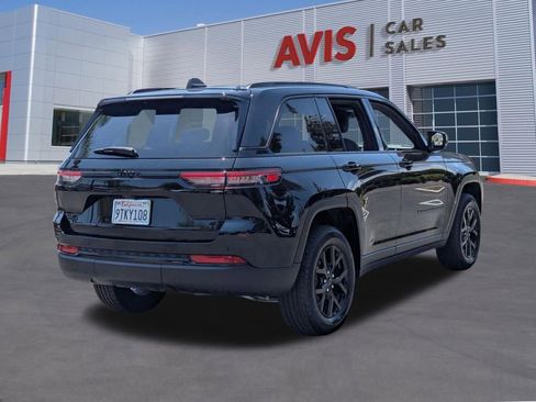 Used 2025 Jeep Grand Cherokee Altitude AWD/4WD image 6