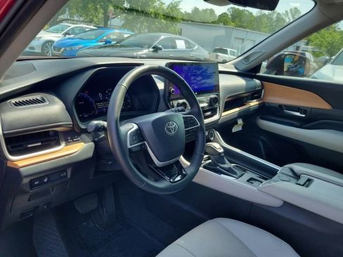 Used 2025 Toyota Grand Highlander FWD image 11
