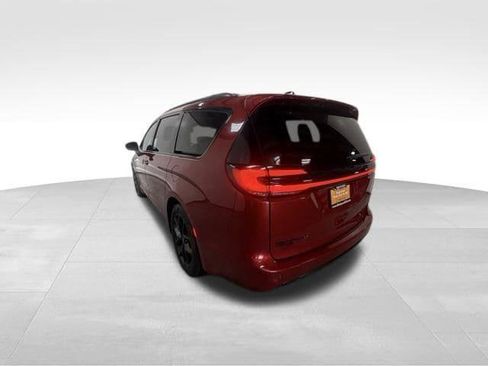 Certified 2025 Chrysler Pacifica Limited FWD image 12