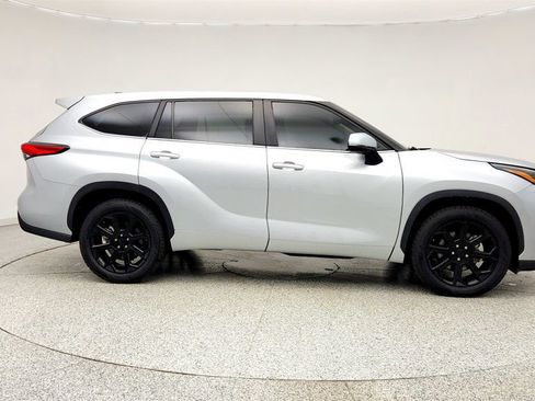 Used 2023 Toyota Highlander LE FWD image 4