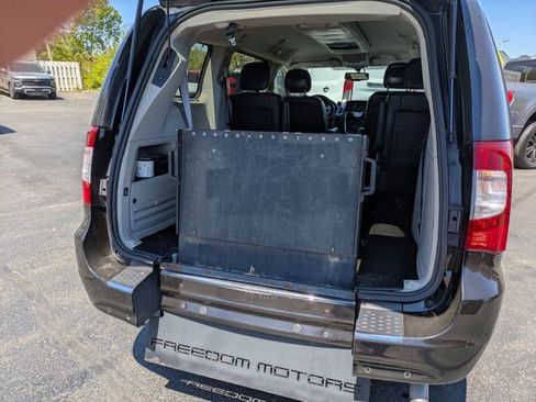 Used 2016 Chrysler Town & Country Touring-L w/ Driver Convenience Group FWD image 27