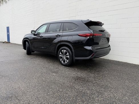 Used 2022 Toyota Highlander XLE image 2