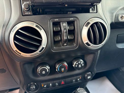 Used 2013 Jeep Wrangler Unlimited Sahara w/ Connectivity Group AWD/4WD image 33