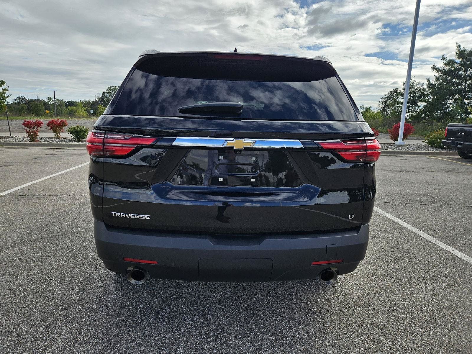 Used 2023 Chevrolet Traverse LT FWD image 6