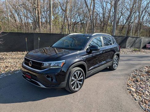 Used 2023 Volkswagen Taos SE w/ Panoramic Sunroof Package image 1