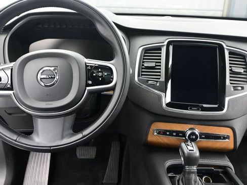 Used 2022 Volvo XC90 T6 Momentum w/ Climate Package image 10