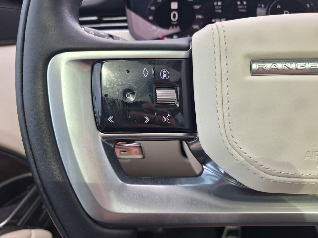 Used 2025 Land Rover Range Rover SE AWD/4WD image 17