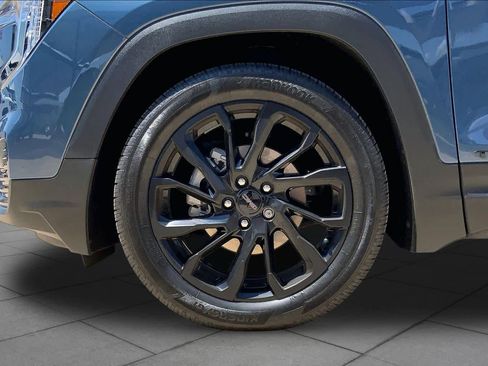 Used 2024 GMC Terrain SLE w/ Driver Convenience Package FWD image 11