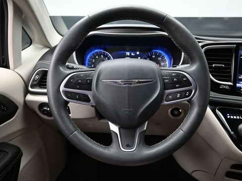Certified 2022 Chrysler Pacifica Touring-L AWD/4WD image 28