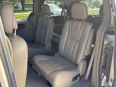 Used 2013 Chrysler Town & Country Touring-L w/ Driver Convenience Group FWD image 10
