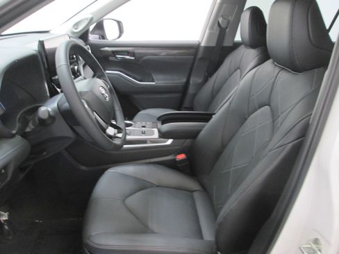 Used 2023 Toyota Highlander Platinum image 8