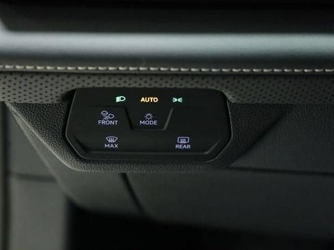Used 2025 Volkswagen Atlas SE FWD image 23
