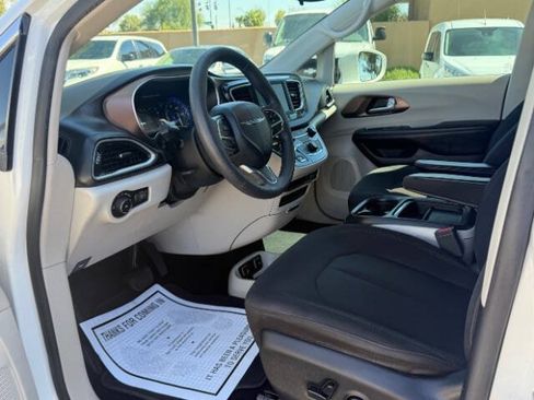 Used 2018 Chrysler Pacifica Touring Plus w/ Tire & Wheel Group FWD image 10