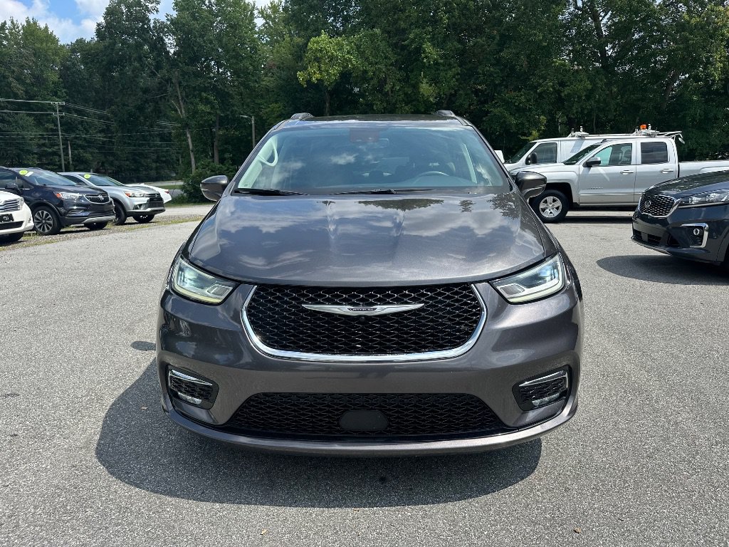 Used 2022 Chrysler Pacifica Touring-L FWD image 3