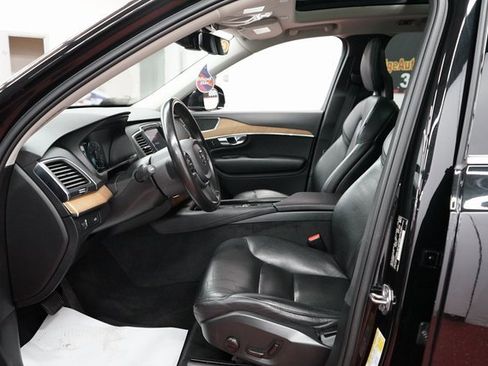 Used 2022 Volvo XC90 T6 Momentum image 25