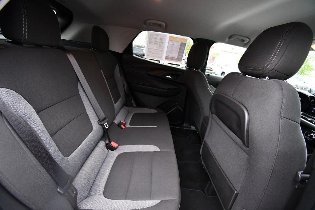Used 2025 Chevrolet TrailBlazer LT AWD/4WD image 17