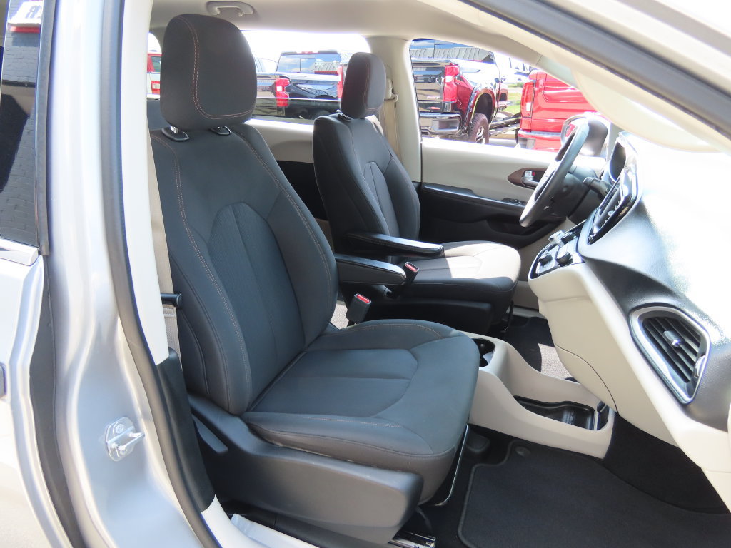 Used 2018 Chrysler Pacifica L FWD image 33