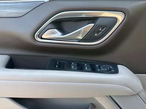 Used 2024 GMC Yukon XL SLT w/ SLT Luxury Package image 8