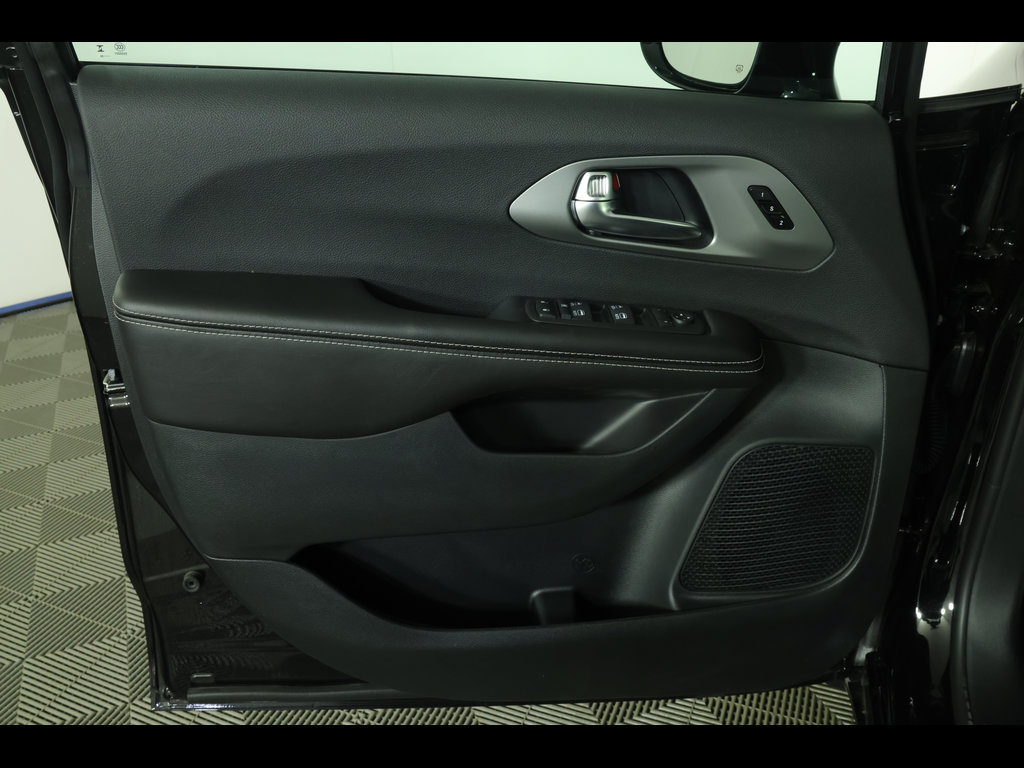 New 2027 Chrysler Pacifica Select w/ S Appearance Package FWD image 22
