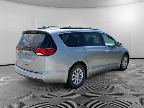Used 2017 Chrysler Pacifica Touring-L FWD image 5