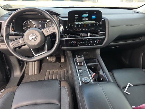 Used 2024 Nissan Pathfinder SL AWD/4WD image 2