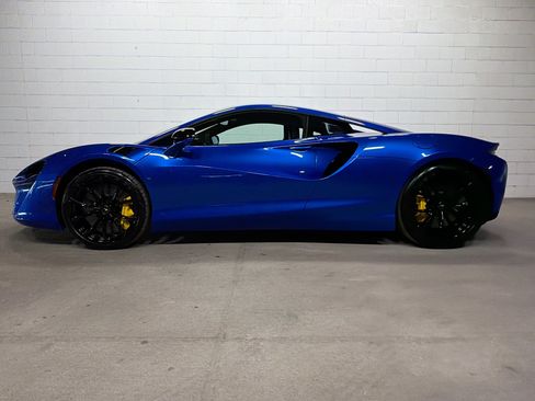 Used 2024 McLaren Artura RWD image 2