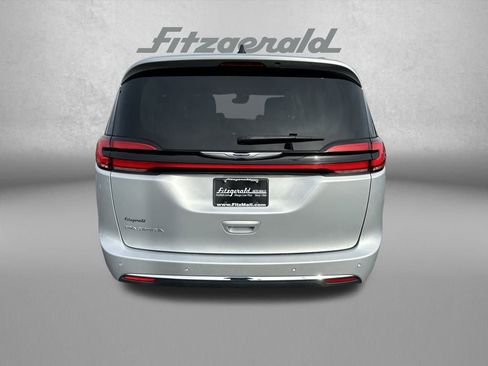 Used 2024 Chrysler Pacifica Touring-L image 6