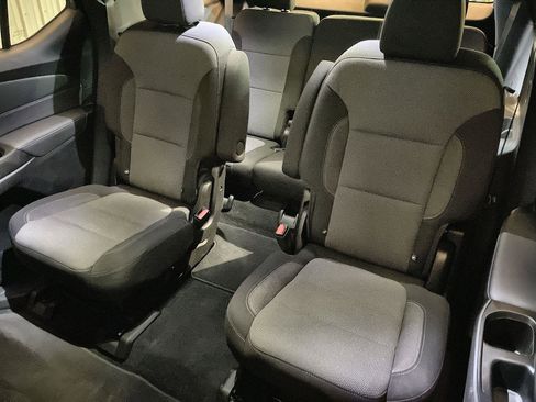 Used 2023 Chevrolet Traverse LT w/ Rear Camera Mirror Package image 23