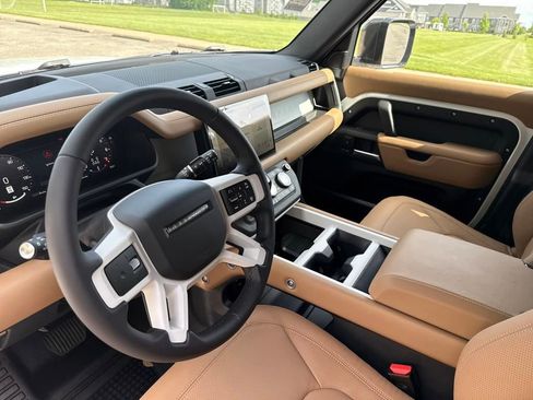 Used 2025 Land Rover Defender 130 X-Dynamic SE image 15