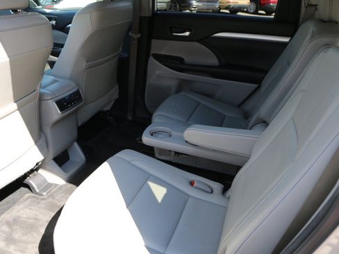 Used 2018 Toyota Highlander XLE FWD image 31