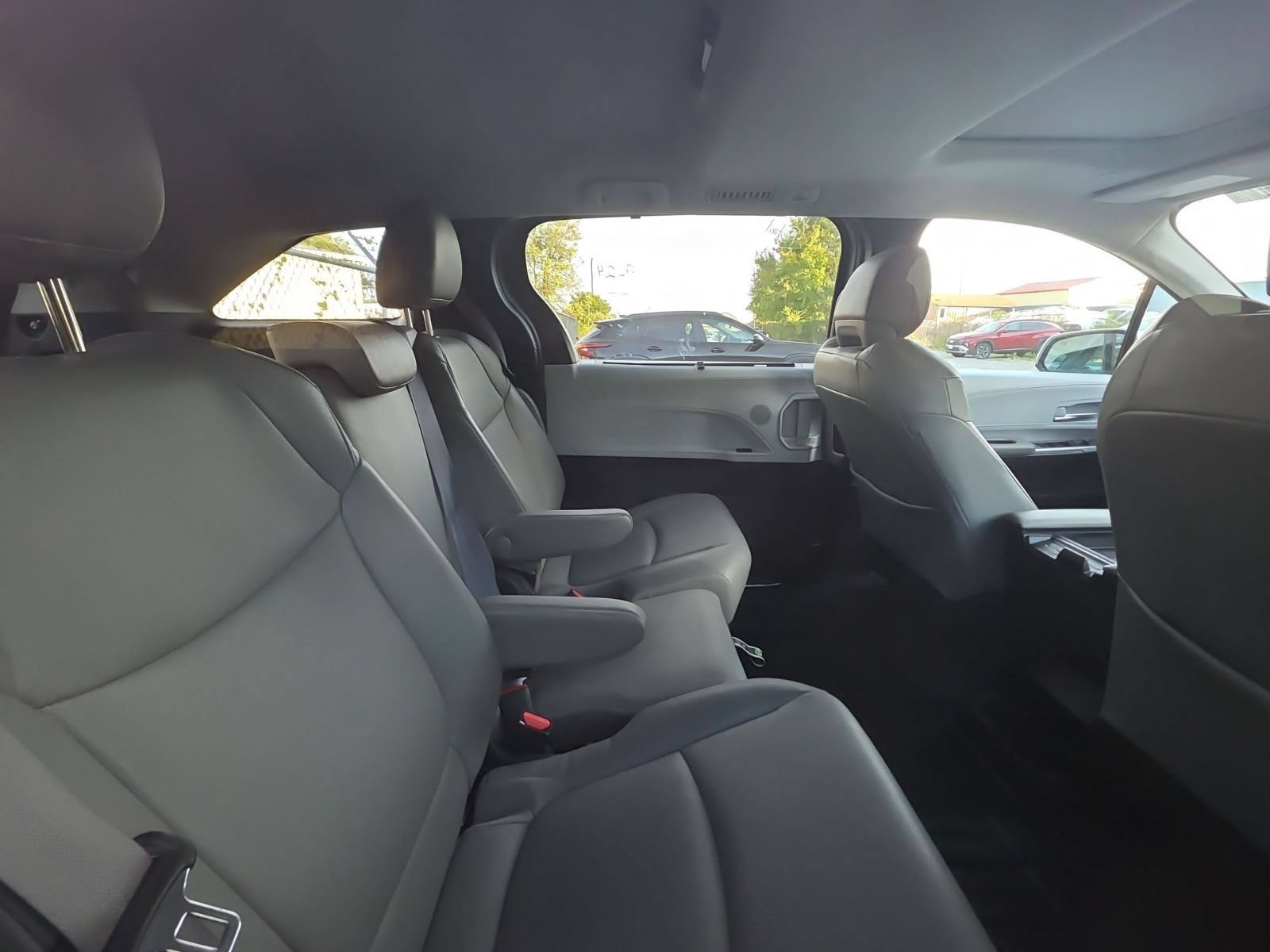 Used 2025 Toyota Sienna XLE FWD image 10