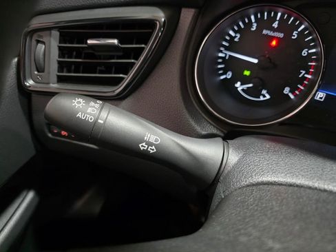 Used 2019 Nissan Rogue S image 28