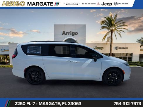 New 2026 Chrysler Pacifica Select FWD image 4