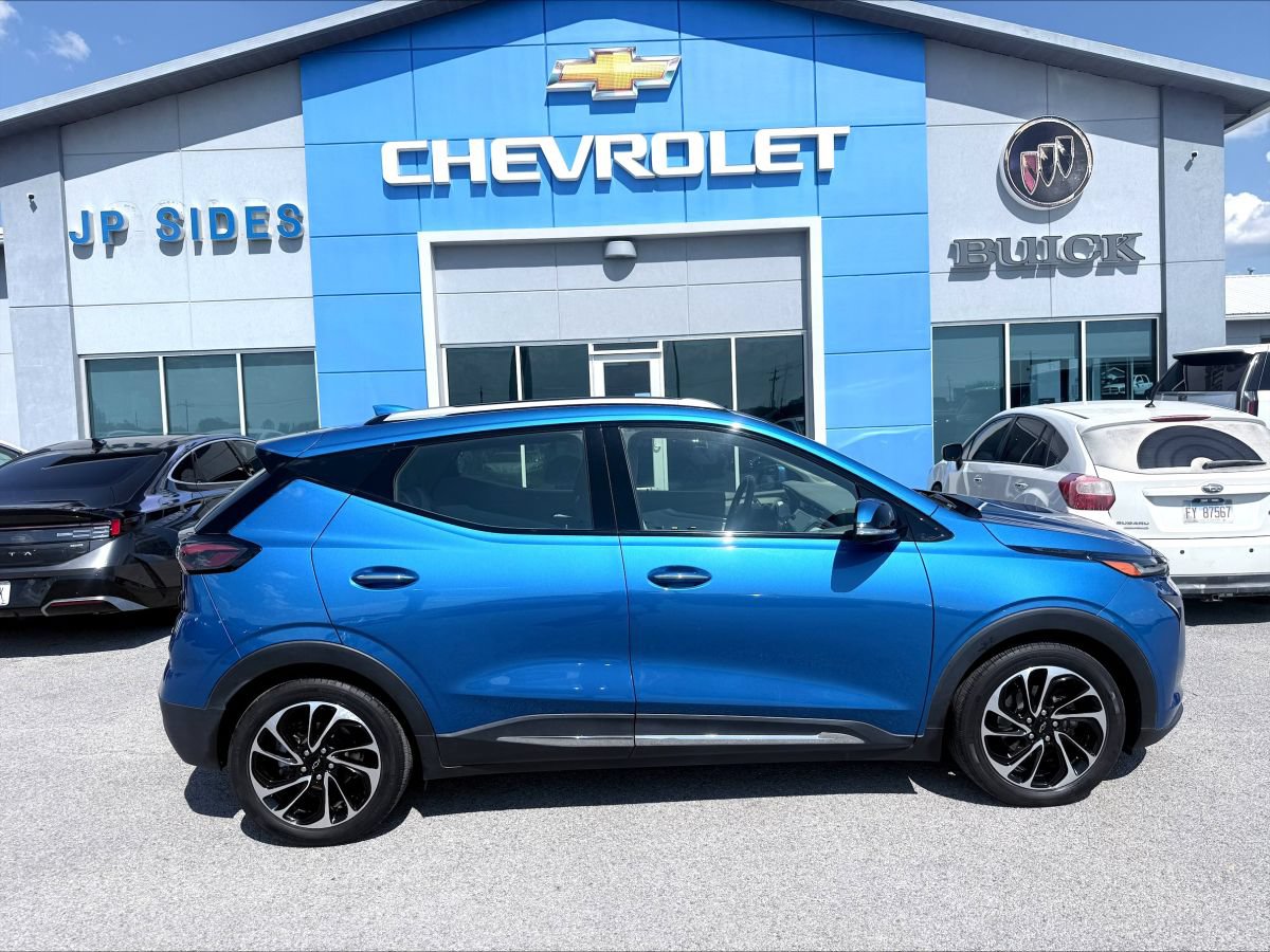 Used 2022 Chevrolet Bolt EUV Premier w/ Sun & Sound Package FWD image 8