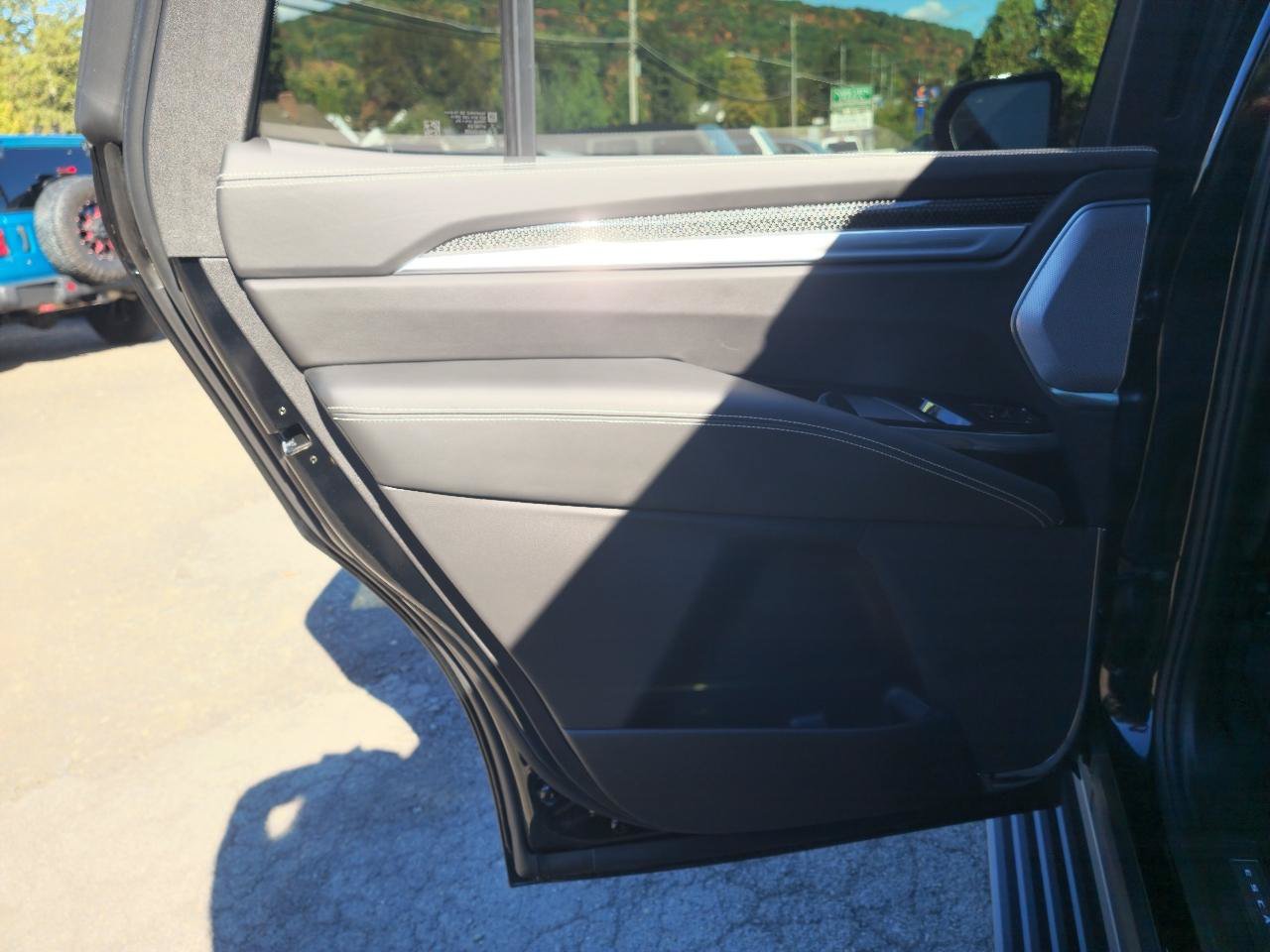 Used 2025 Cadillac Escalade V AWD/4WD image 32