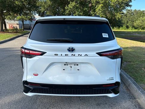 Used 2024 Toyota Sienna XSE FWD image 5