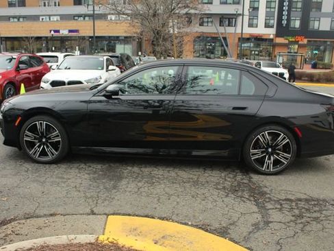 Used 2025 BMW i7 xDrive60 image 4