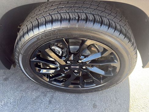 Used 2023 GMC Terrain SLE w/ Driver Convenience Package FWD image 18