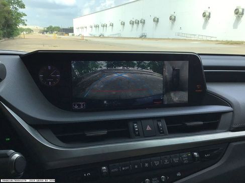 Used 2019 Lexus ES 300h Ultra Luxury w/ Accessory Package 2 image 9