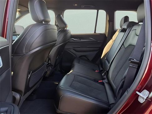 Used 2025 Jeep Grand Cherokee Altitude image 13