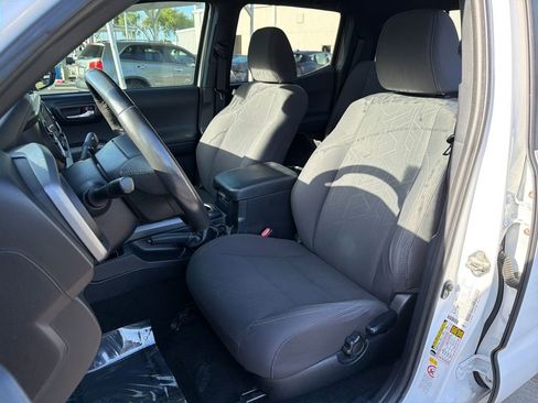 Used 2018 Toyota Tacoma TRD Sport w/ Technology Package image 30